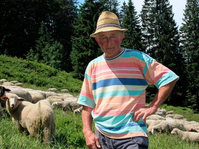 Schfer Norbert Schwarz zieht tglich mit seiner Herde ber die Feldberggipfel.  | Foto: Saurer Michael