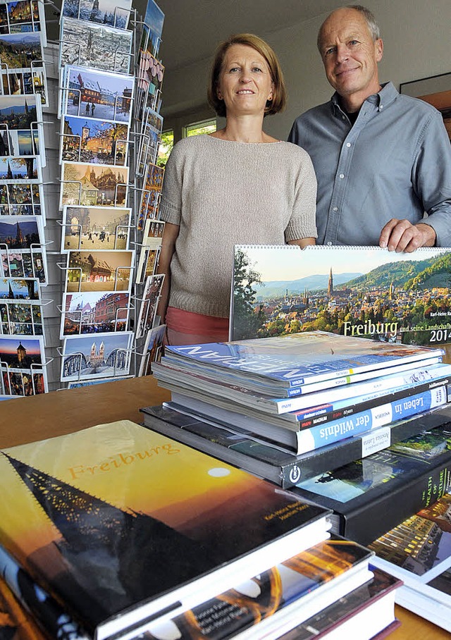 Karl-Heinz Raach und seine Frau Antje ...nmitten ihrer breiten Produktpalette.   | Foto: Bamberger