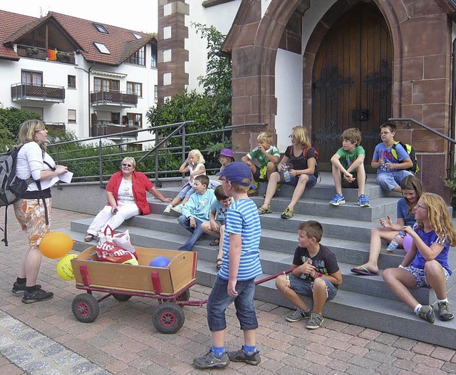 Madleen Jkel (links) erklrt den Kind...ei der katholischen Kirche in Hausen.   | Foto: klaus brust