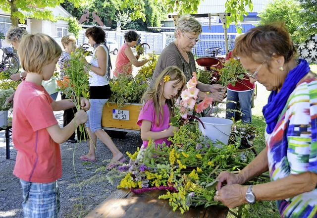 Kiechlinsbergen. Auch Kinder werden in... Kruterbschel-Binden miteingebunden.  | Foto: Roland Vitt