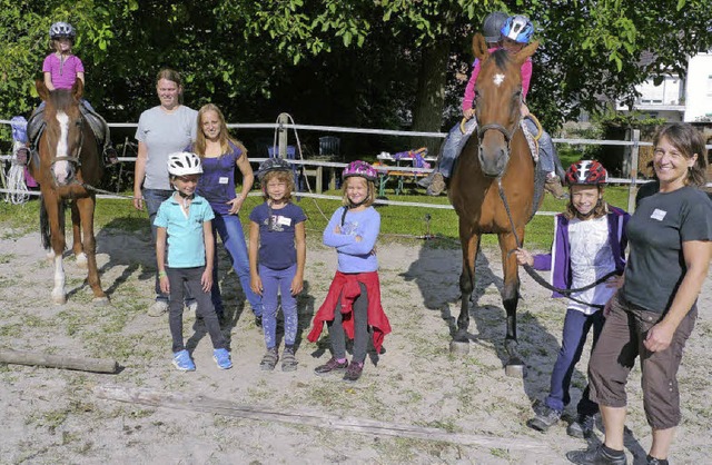 Christiane Franz (rechts) und ihre junge Mannschaft  auf der Pferdekoppel.  | Foto: Christel Hlter-hassler