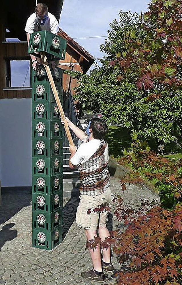 &#8222;Die Schotten&#8220; beim Stapeln von Bierkisten   | Foto: Ines Schwendemann