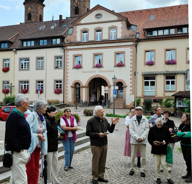 Altbrgermeister Gottfried Rohrer (Mit...storischen Dorfrundgang in St. Peter.   | Foto: Franziska Lffler