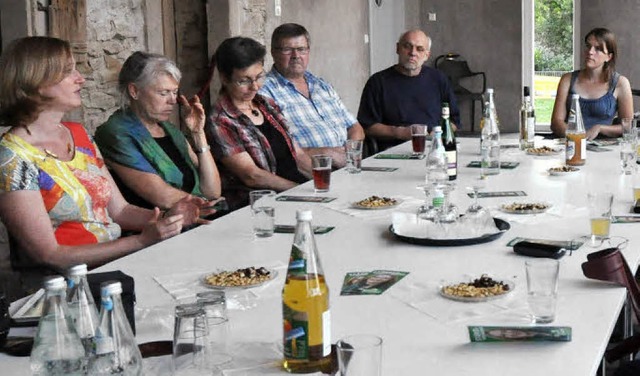 Die Grnen-Politikerin Kerstin Andreae... am Tisch  mit Schallstadter Brgern.   | Foto: Julius Steckmeister