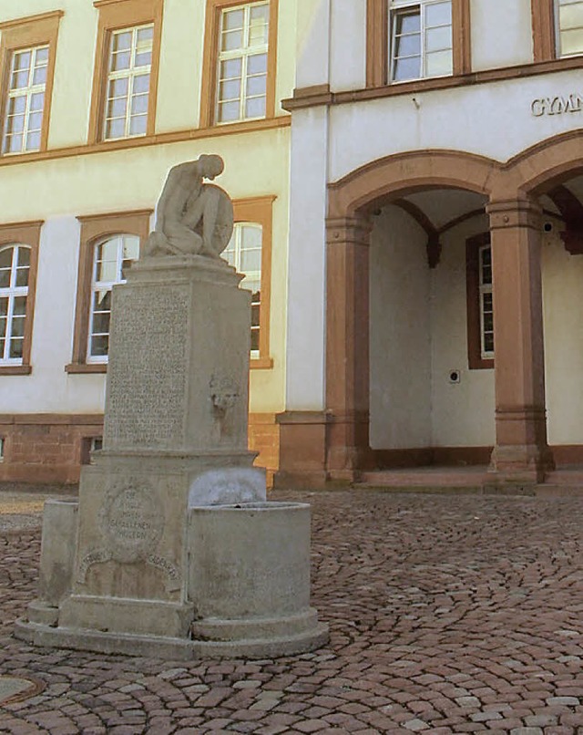 In Stein gehauen thront der Soldat auf...runnens vor dem Stdtischen Gymnasium.  | Foto: Adrian Hofmann