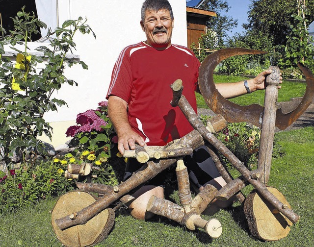 Karl Hensler und sein Steinzeitgefhrt aus Buchenholz   | Foto: Vetter