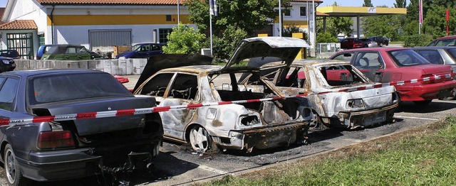 Mehrere Tausend  Euro Sachschaden ents...and dieser  Fahrzeuge in Eimeldingen.   | Foto: R. Cremer