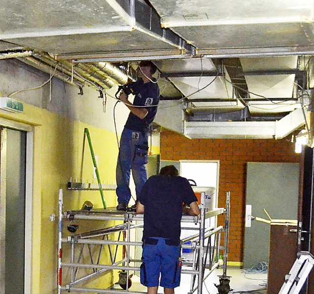 Im Stiefelgang der Sporthalle  ist die Decke verkleidet worden.  | Foto: Markus Maier