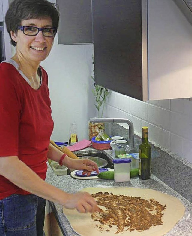 Daniela Trefzer stammt aus Weil am Rhe...lung fr das Pesto-Brot auf den Teig.   | Foto: Sylvia Bleckmann