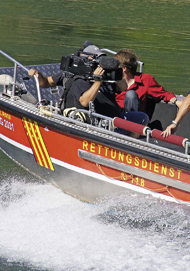 Ein  ZDF-Filmteam filmt die nachgestel...s gekenterten Kanadiers am Anna-Loch.   | Foto: Valentin Zumsteg