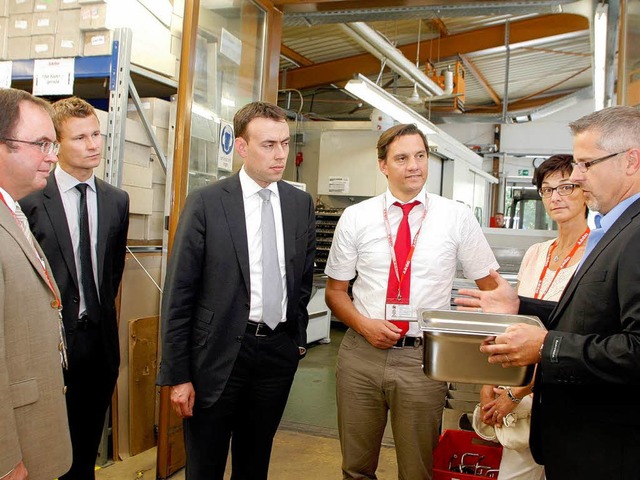 Minister Nils Schmid (3. von links) un...am Dienstagnachmittag bei Firma Julabo  | Foto: Heidi Foessel
