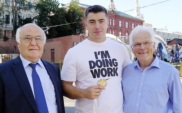 Gratulierten auch David Storl (Mitte) ...owie sein Bruder Dieter Herrenknecht.   | Foto: firma herrenknecht