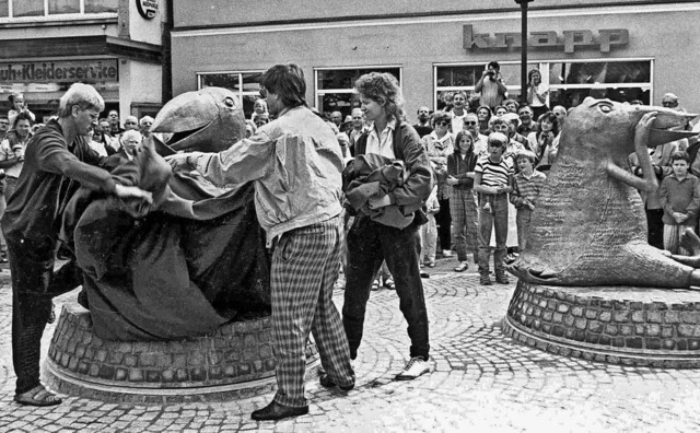 Das Knstlerehepaar legte mit Hand an,...rk am 21. August 1988 enthllt wurde.   | Foto: Stadtarchiv/Stdtische Pressestelle