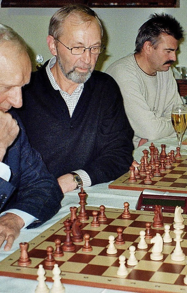 Ein groes Turnier plant der Schachclu... den Vorsitzenden Heinz Meyer (Mitte).  | Foto: Reinhard Herbrig