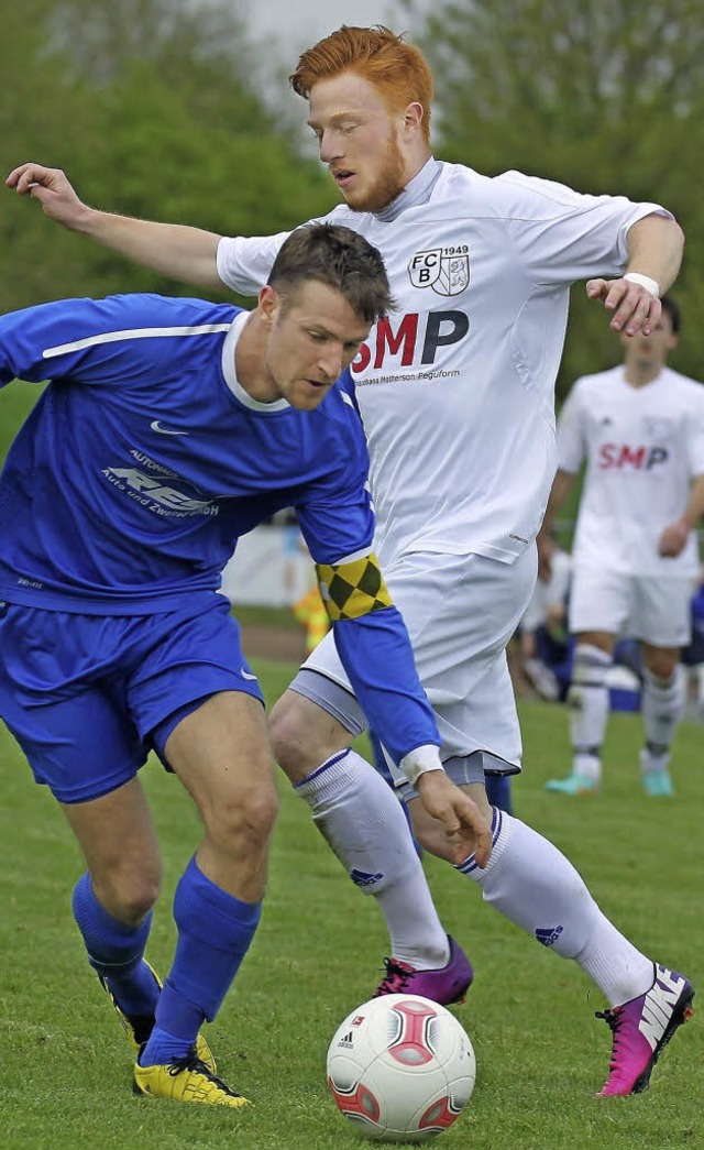 Neu-Rhodianer: Florian Metzinger (rech...hselt  kurzfristig vom FC Btzingen.    | Foto: Keller