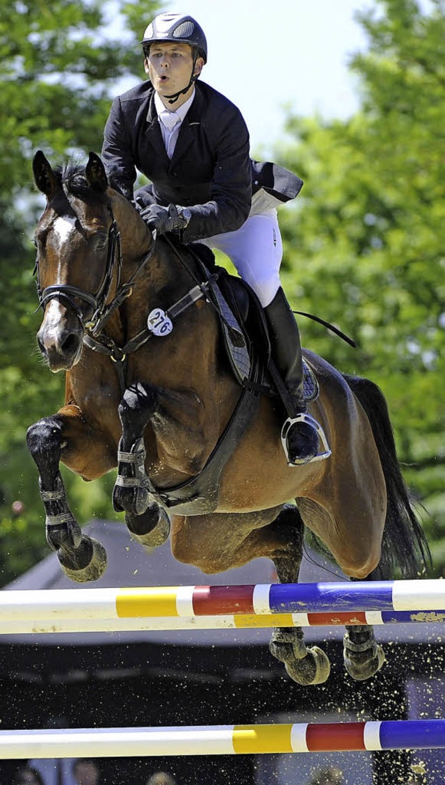 Hoch hinaus: Springreiter Tobias Schwa...vermgender   Reitsport-Eltern gert.   | Foto: Achim Keller