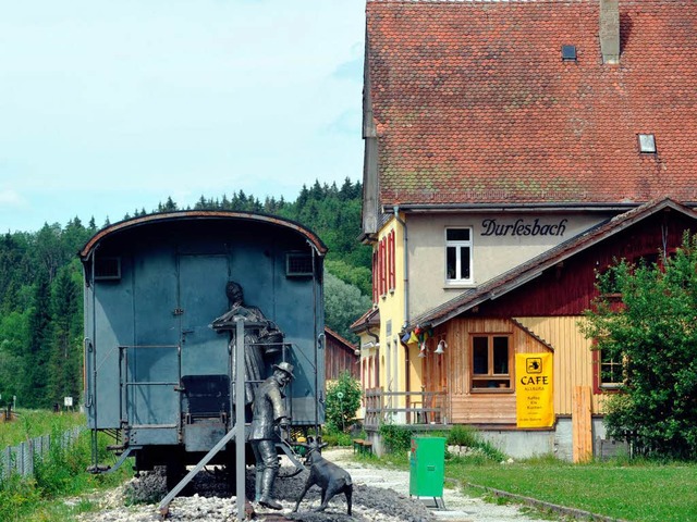 Am Bahnhof von Durlesbach zeigt eine S...rn mit der Ziege aus der Schwabenhymne  | Foto: dpa