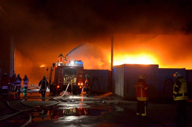 Mit Wasser und Schaum versuchten die 150 Rettungskrfte das Feuer einzudmmen.  | Foto: Ulrich Senf