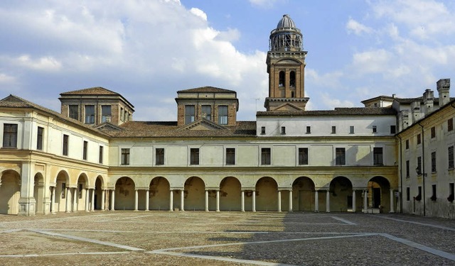 Mantua: der in Teilen geffnete Palazz...r noch eingerstete Turm der Basilika   | Foto: baer-bogenschtz