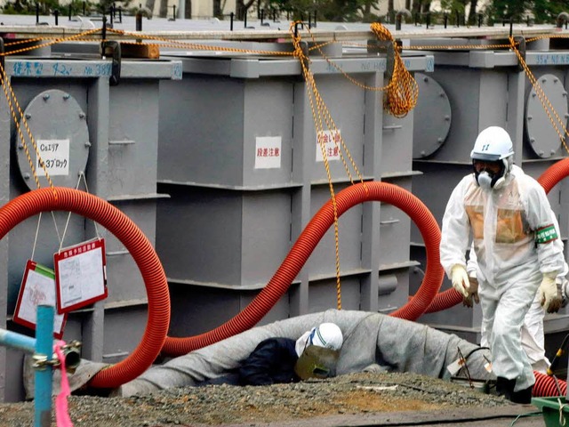 Wassertanks an der japanischen Atomruine Fukushima.  | Foto: dpa