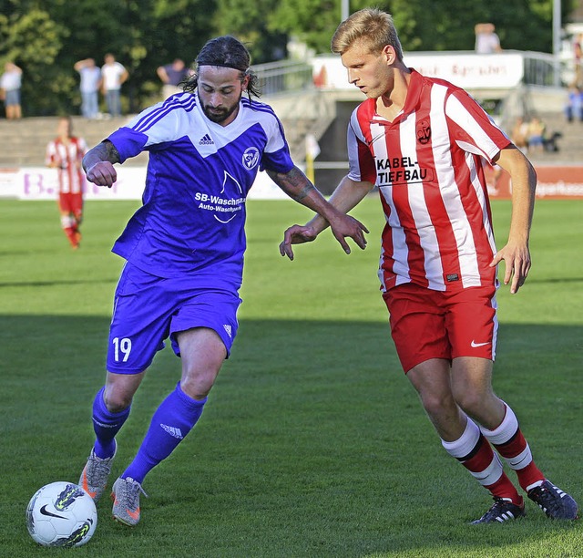 Timmy Pfeiffer (SV Waldkirch, links) b...egen  den Offenburger Michael Lgler.   | Foto:  Alexandra Buss