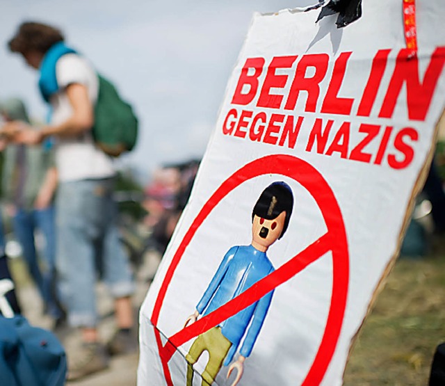 Mahnwache vor der Sammelunterkunft in Berlin-Hellersdorf   | Foto: dpa