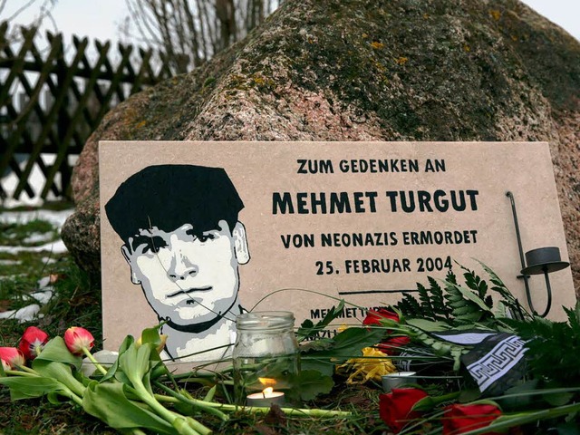 Gedenktafel fr den ermordeten Imbissv...uar 2004 in Rostock erschossen wurde.   | Foto: dpa