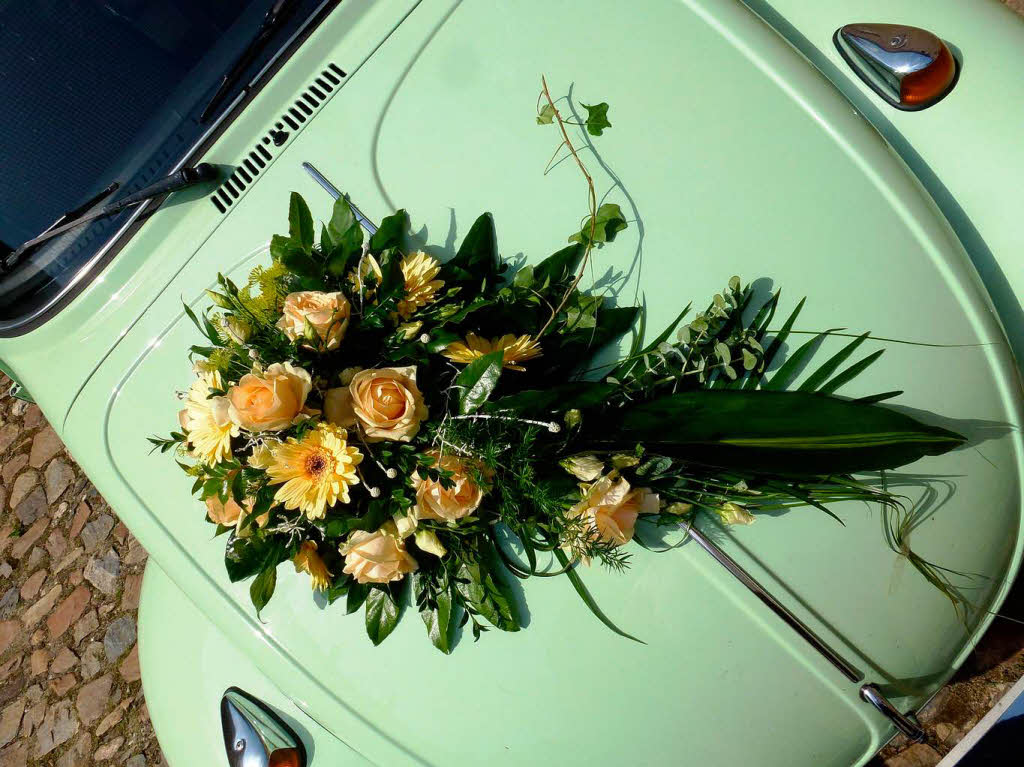 Manfred Kossebau: Blumenbouquet zur Hochzeit vor der Kirche in Altweil