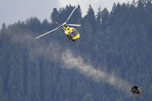 Der Kalk kommt per Hubschrauber in den Wald