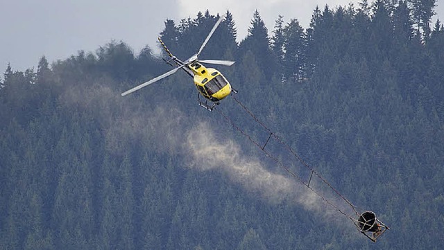 Bis zu 250 Mal am Tag hebt der Helikop...den Wald mit Nhrstoffen zu versorgen.  | Foto: Daniel Fleig