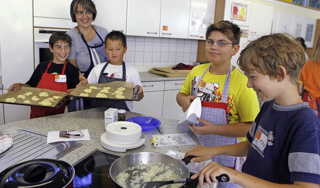 Sichtlich Freude am Kochen: Jungen am ...hat sogar bereits das Sptzle-Diplom.   | Foto: heidi fssel