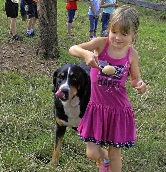 Hofhund als Begleiter: Eierlauf auf dem Neuhuserhof.   | Foto: heidi fssel