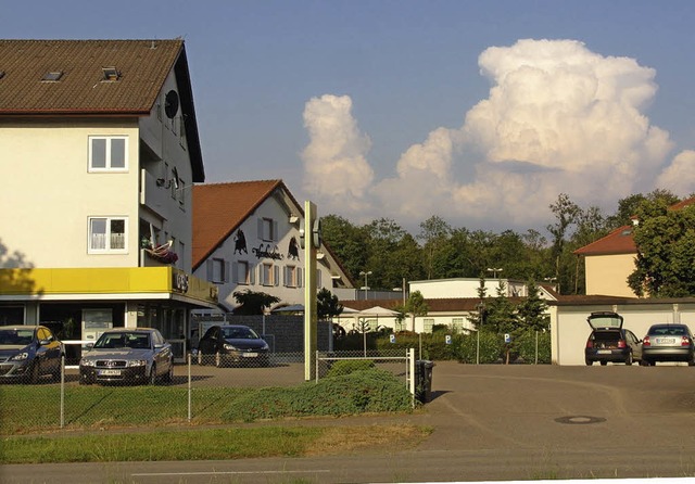 Das Autohaus Skaisgirski (links) und d...ben dazu  unterschiedliche Meinungen.   | Foto: Karin Wortelkamp