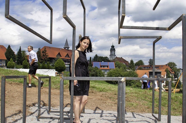 Abschlusstag des Knstlersymposiums 20...das Werk &#8222;Kurvenraum&#8220; vor.  | Foto: Wilfried Dieckmann