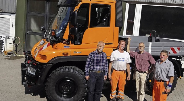 Der neue Unimog U 300 soll im kommende...) freuen sich ber die Neuanschaffung.  | Foto: Christof Thoma