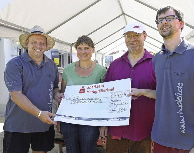 Spende fr die Lebenshilfe: Oberzunftm... an Ute Wetzel und Reinhard Melchers.   | Foto: Volker Mnch