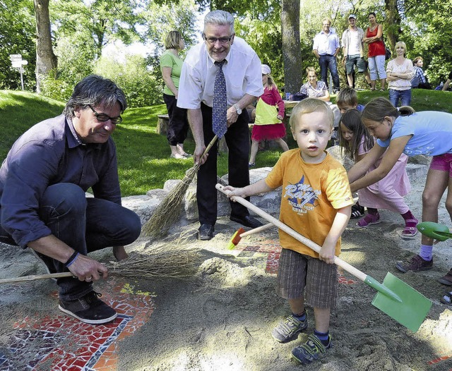 Kein Rotes Band: Hier wird mit Besen u...hrenden Firma &#8222;Bagage&#8220;.    | Foto: Lendle