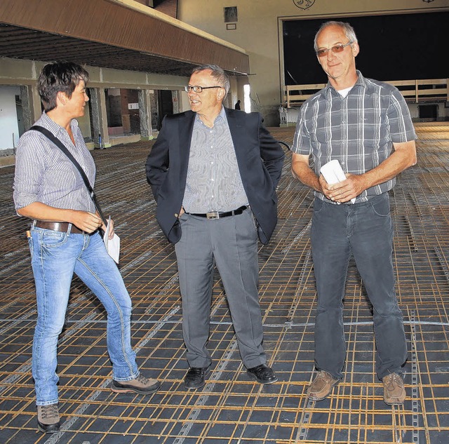 So sieht es  im Inneren der Stadthalle... gerade den Baufortschritt erlutern.   | Foto: Molitor