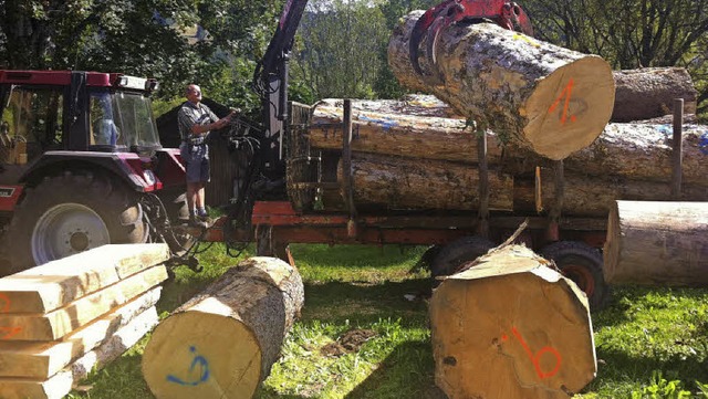 Mitarbeiter des Bauhofs St. Blasien la...mposiums in der Stadt verteilt werden.  | Foto: Fritz Will