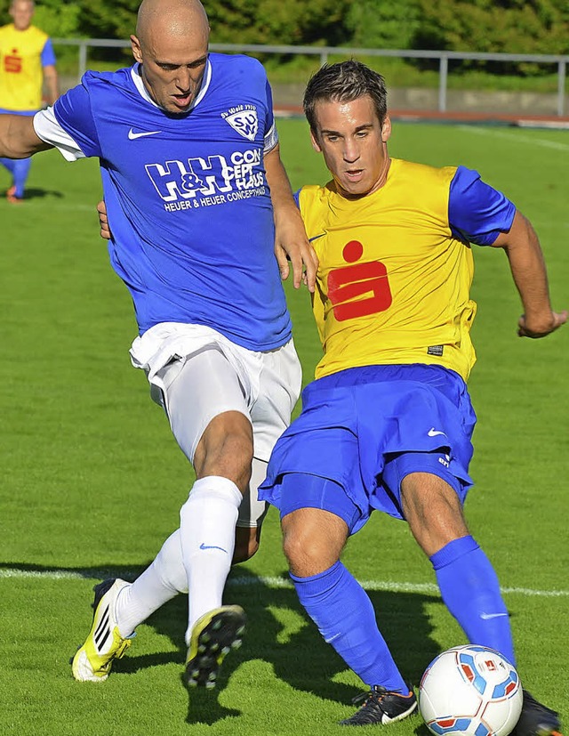 Fabian Kluge (links, gegen den FC Singen) ist auch gegen Kuppenheim gefordert.   | Foto: Rogowski