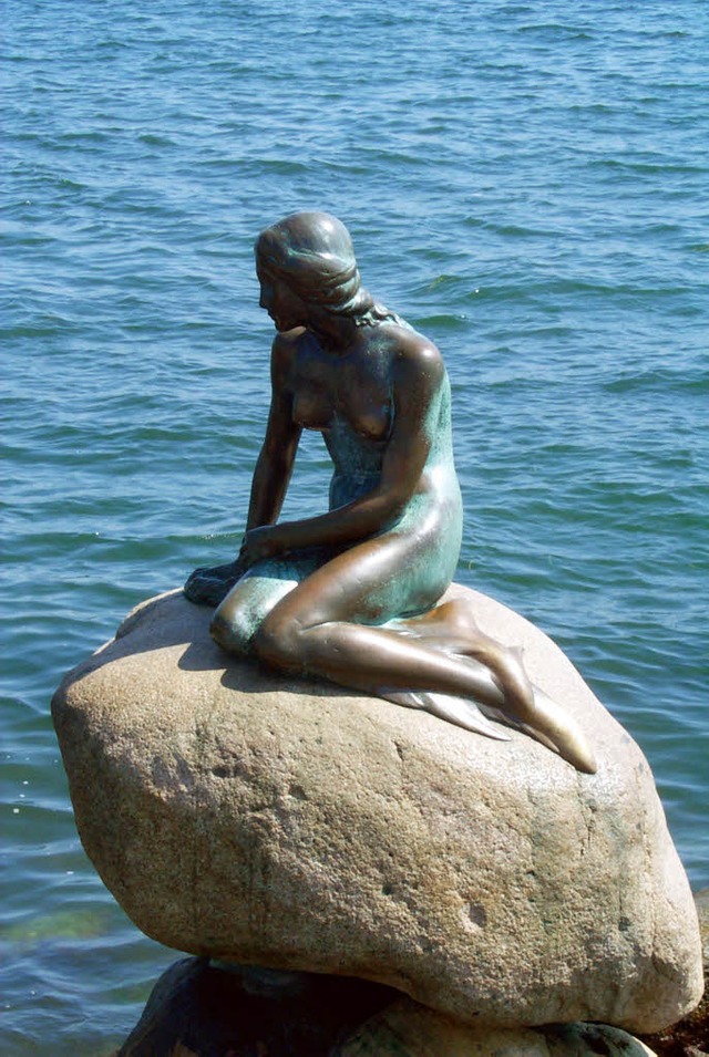 Die kleine Meerjungfrau misst gerade m... ist Kopenhagens grtes Wahrzeichen.   | Foto: dpa