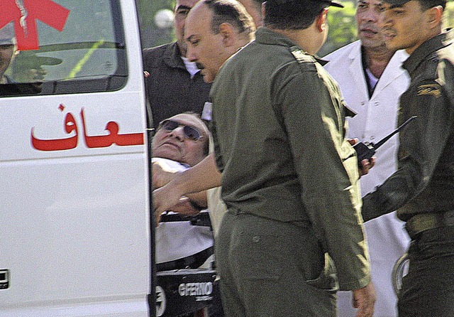 Mubarak, der an Herzproblemen leiden s... in ein Hospital eingeliefert worden.   | Foto: dpa