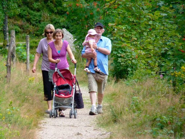 Familien wandern gern im Naturschutzgebiet rund um den Nonnenmattweiher  | Foto: Dirk Sattelberger