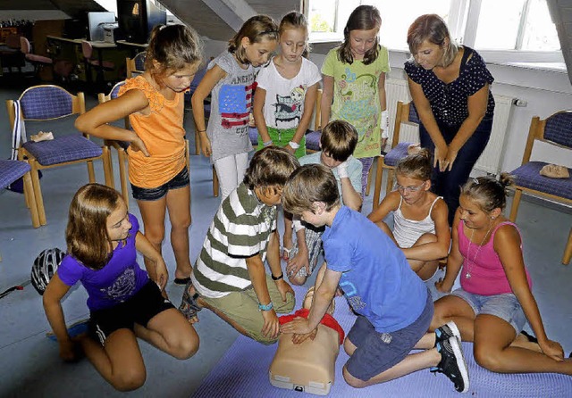 Mit groem Interesse waren die jungen ...des Erste-Hilfe-Kurses  bei der Sache.  | Foto: Hlter-hassler