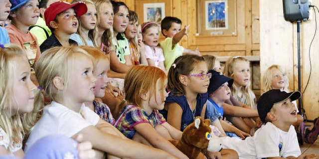 Aufmerksam verfolgten die Kinder den z...trophe&#8220; in Bonndorf gastierten.   | Foto: ike