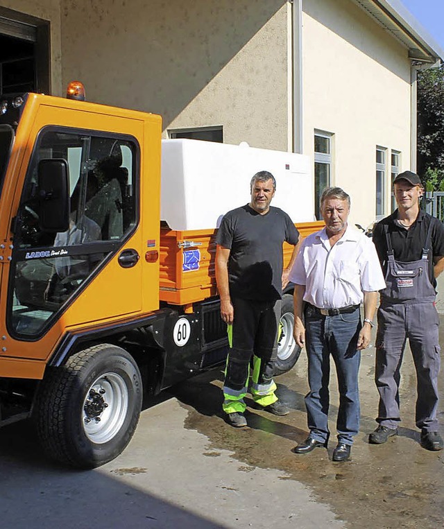 Brgermeister Gnter Gorecky (Mitte) ... neue Fahrzeug an den Gemeindebauhof.   | Foto: gemeinde