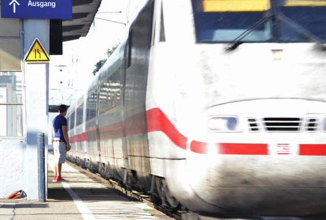 Bei schnell durchfahrenden Zgen ist e...Lahrer Bahnsteigen oft gefhrlich eng.  | Foto: Alexander Preker