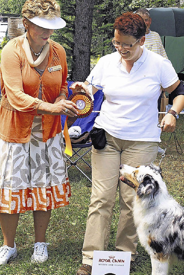 Organisatorin Claudia Bosselmann (rech...r Hund erhalten  eine Siegerschleife.   | Foto: Dorer