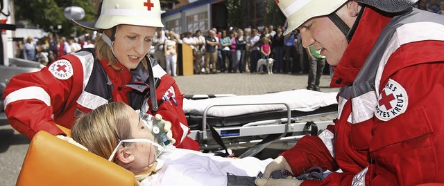 Keine Angst, alles nur Show: Rotkreuzh..., wie Schwerverletzte geborgen werden.  | Foto: Patrik Mller