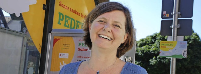 Klimamanagerin Bernadette Kurte vor der Pedelec-Solarstromtankstelle   | Foto: Gertrude Siefke